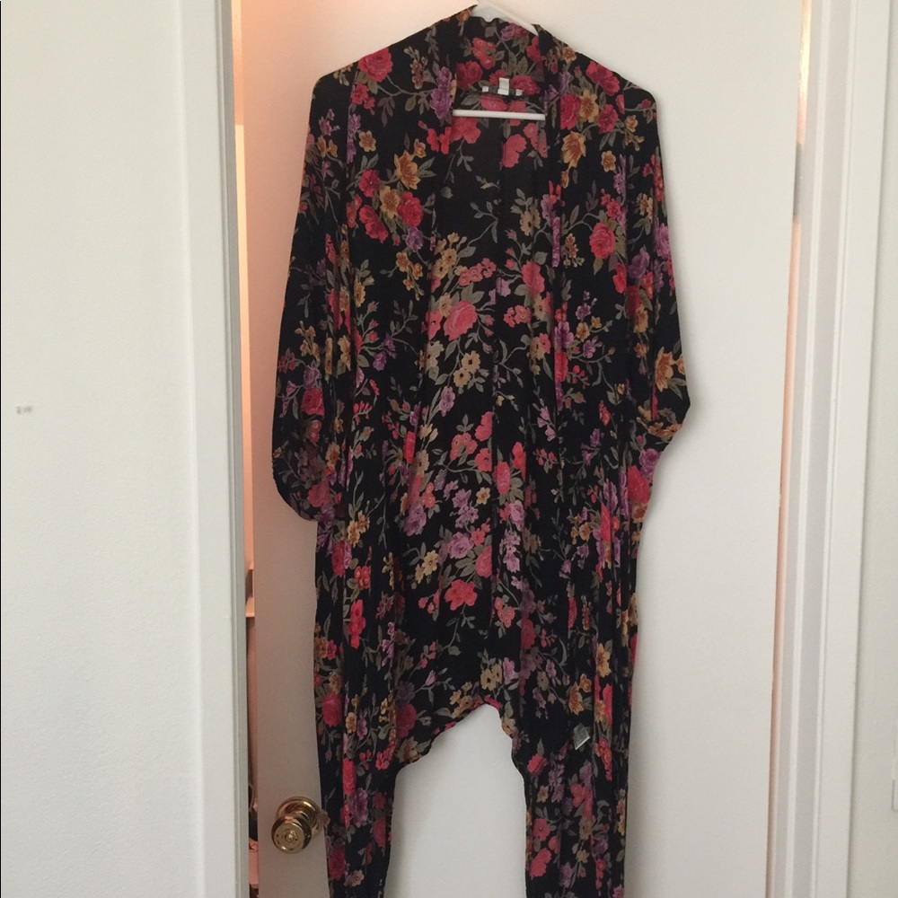 "Patrons of Peace" brand Beautiful floral kimono